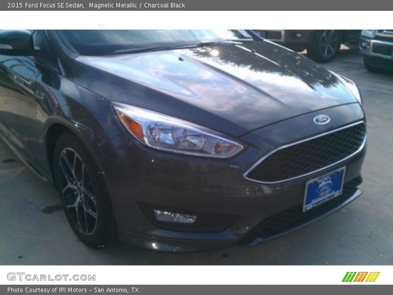 Magnetic Metallic / Charcoal Black 2015 Ford Focus SE Sedan