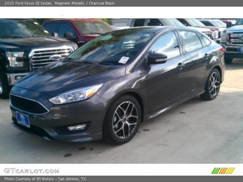 Magnetic Metallic / Charcoal Black 2015 Ford Focus SE Sedan