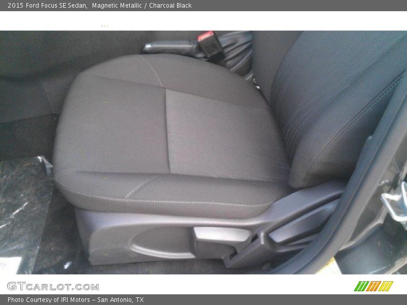 Magnetic Metallic / Charcoal Black 2015 Ford Focus SE Sedan
