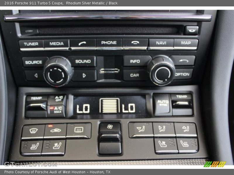 Controls of 2016 911 Turbo S Coupe