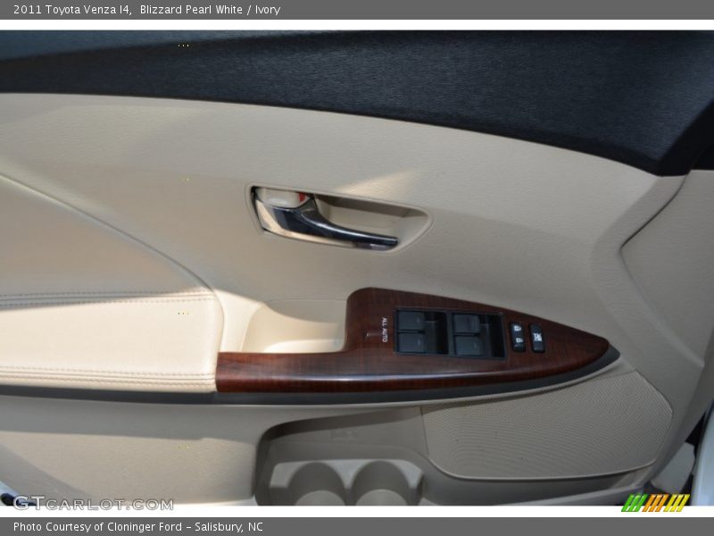 Blizzard Pearl White / Ivory 2011 Toyota Venza I4