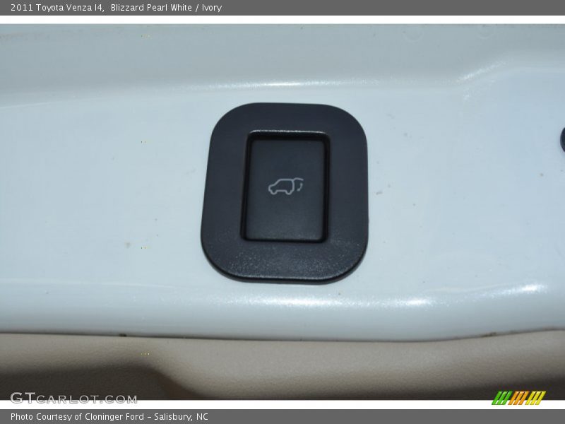 Blizzard Pearl White / Ivory 2011 Toyota Venza I4