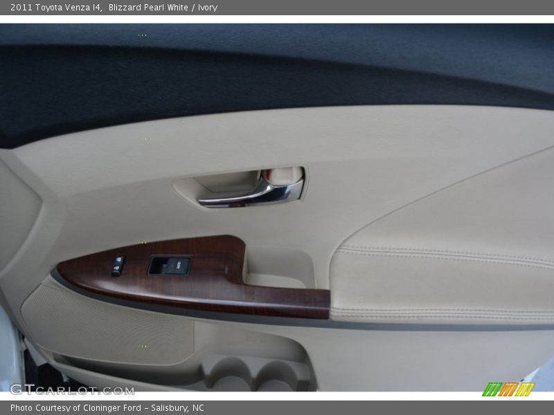 Blizzard Pearl White / Ivory 2011 Toyota Venza I4