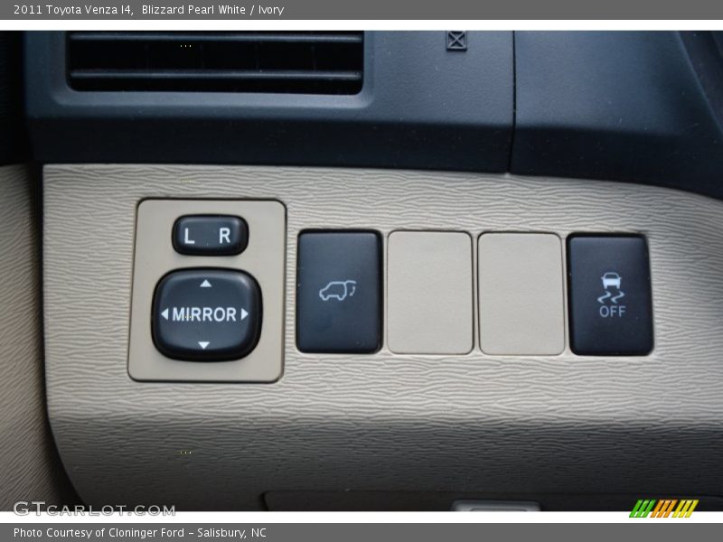 Blizzard Pearl White / Ivory 2011 Toyota Venza I4