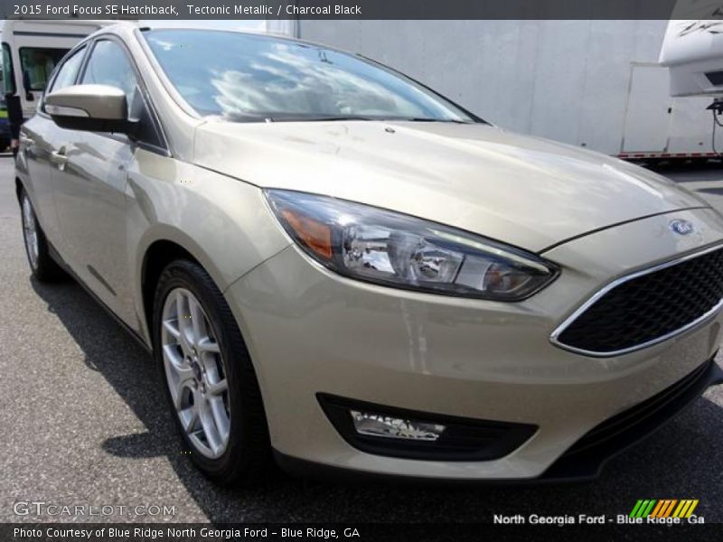 Tectonic Metallic / Charcoal Black 2015 Ford Focus SE Hatchback