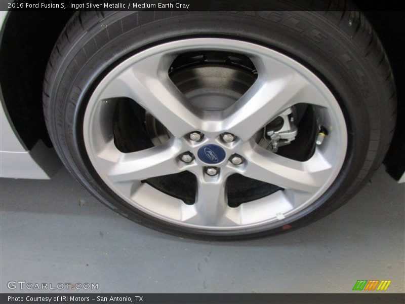 Ingot Silver Metallic / Medium Earth Gray 2016 Ford Fusion S