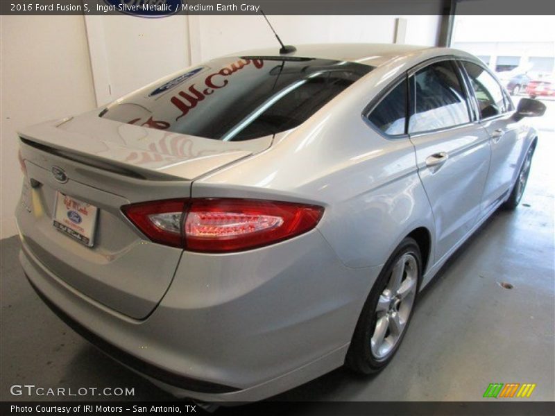 Ingot Silver Metallic / Medium Earth Gray 2016 Ford Fusion S