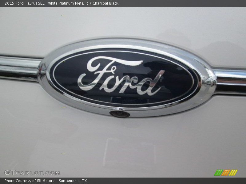White Platinum Metallic / Charcoal Black 2015 Ford Taurus SEL