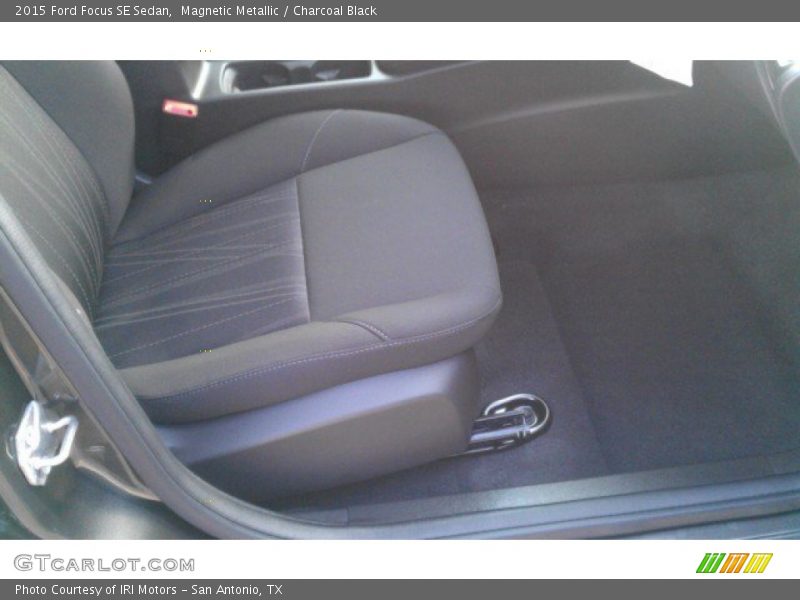 Magnetic Metallic / Charcoal Black 2015 Ford Focus SE Sedan