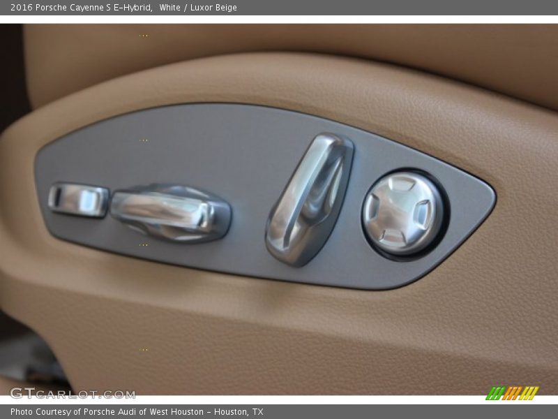 Controls of 2016 Cayenne S E-Hybrid