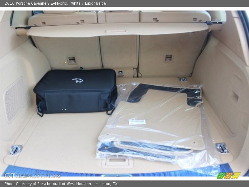  2016 Cayenne S E-Hybrid Trunk