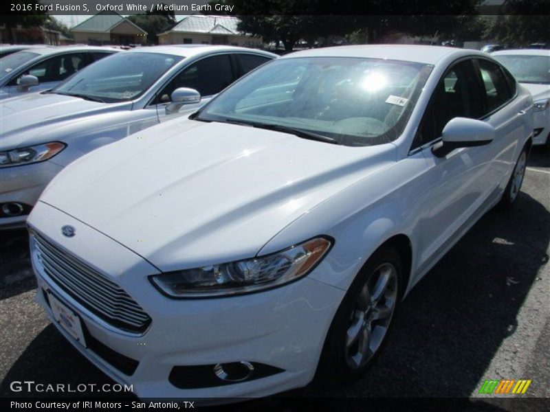 Front 3/4 View of 2016 Fusion S