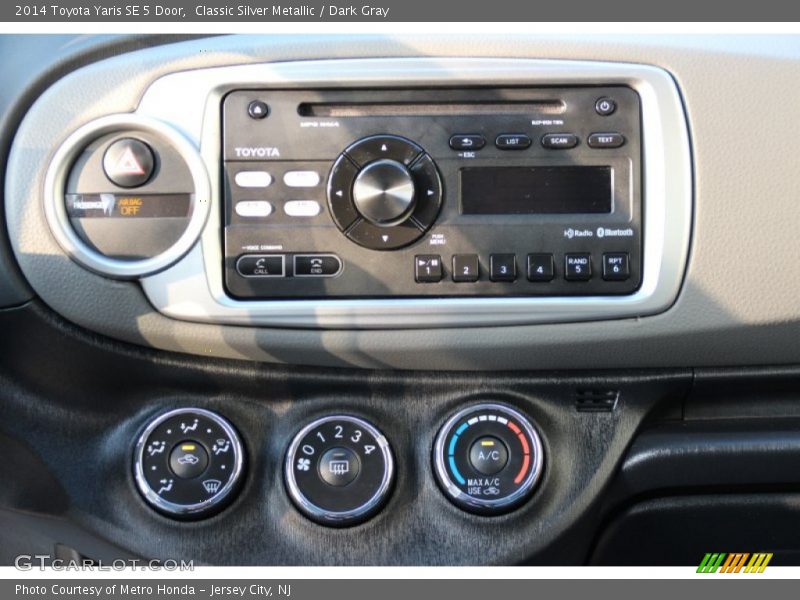 Classic Silver Metallic / Dark Gray 2014 Toyota Yaris SE 5 Door