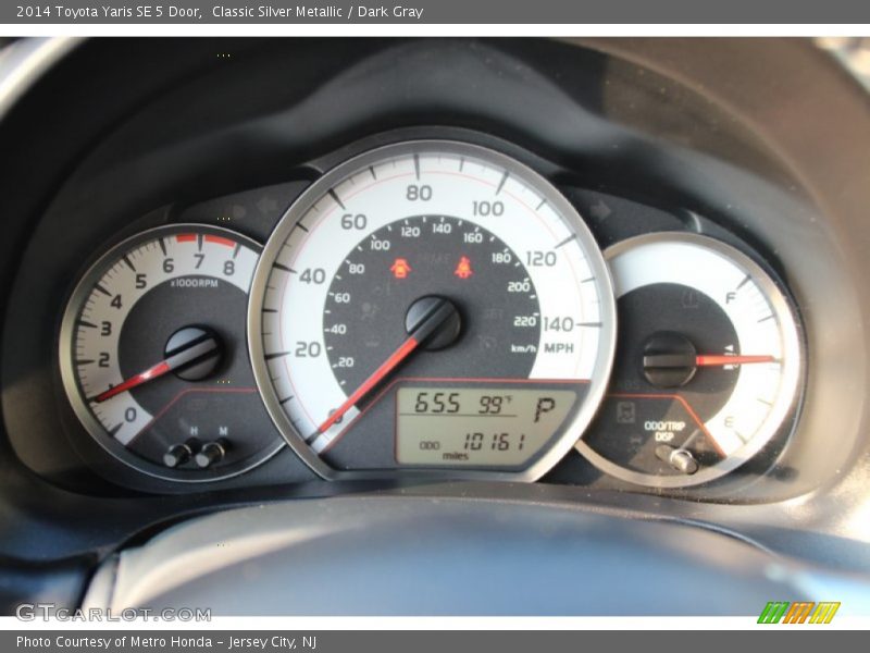 Classic Silver Metallic / Dark Gray 2014 Toyota Yaris SE 5 Door