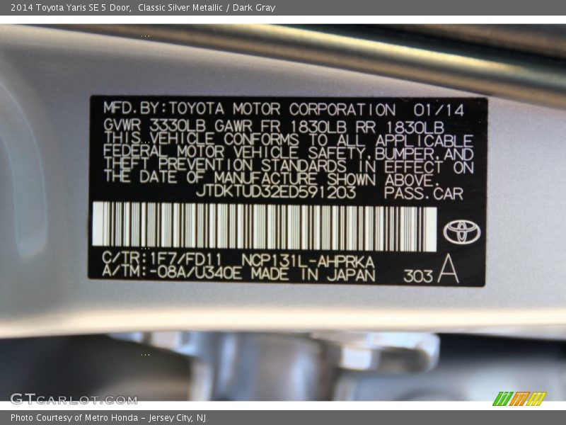 Classic Silver Metallic / Dark Gray 2014 Toyota Yaris SE 5 Door