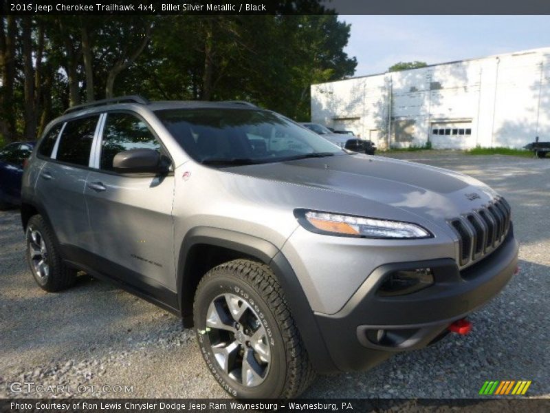 Front 3/4 View of 2016 Cherokee Trailhawk 4x4