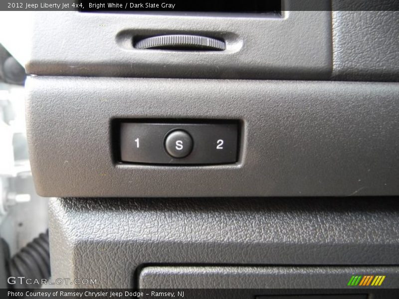 Bright White / Dark Slate Gray 2012 Jeep Liberty Jet 4x4