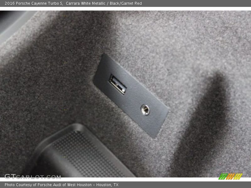 Carrara White Metallic / Black/Garnet Red 2016 Porsche Cayenne Turbo S