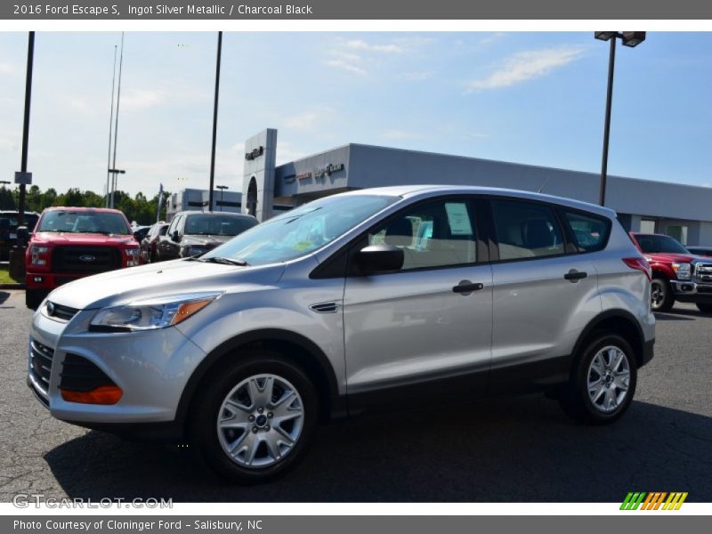 Ingot Silver Metallic / Charcoal Black 2016 Ford Escape S