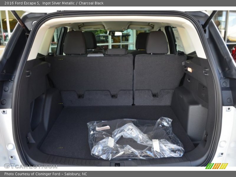 Ingot Silver Metallic / Charcoal Black 2016 Ford Escape S