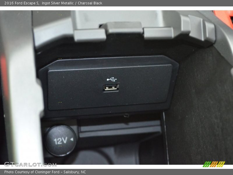 Ingot Silver Metallic / Charcoal Black 2016 Ford Escape S