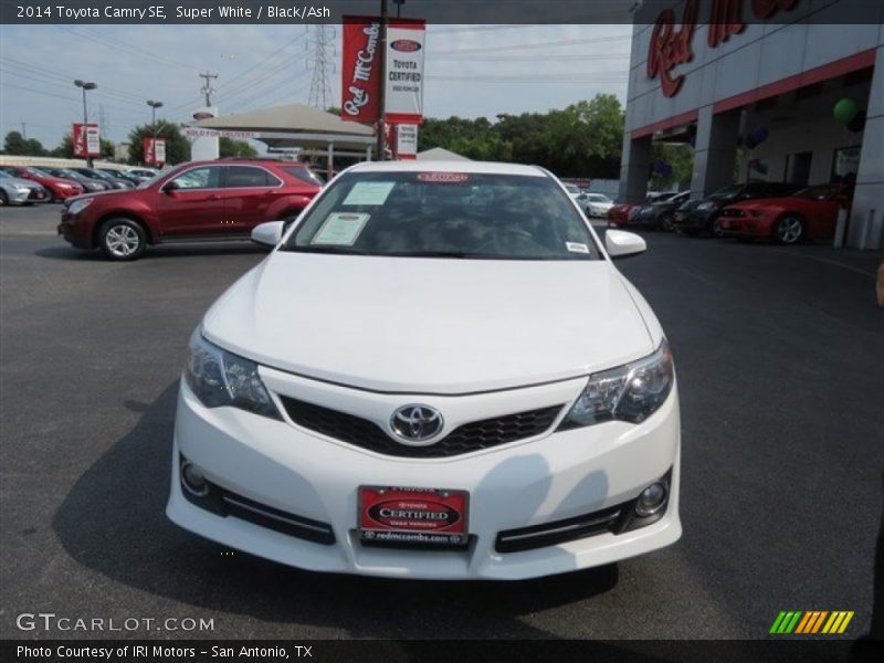 Super White / Black/Ash 2014 Toyota Camry SE