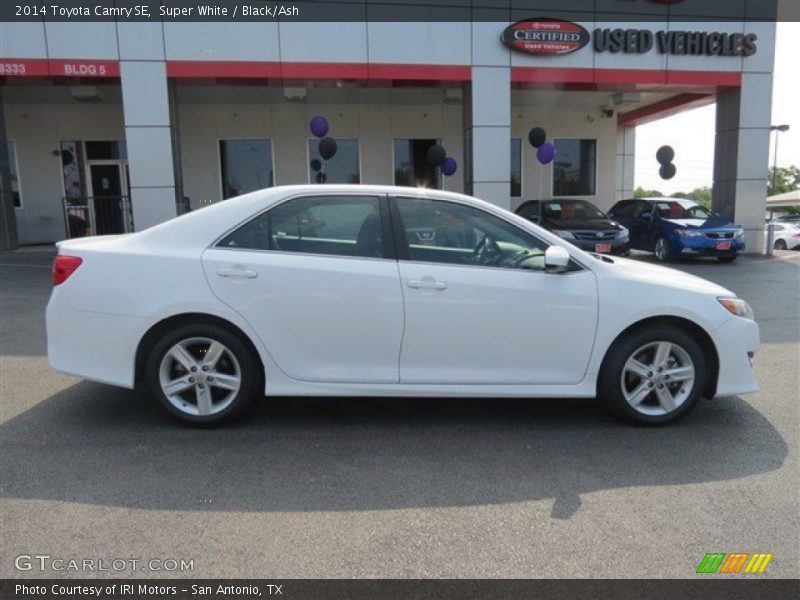 Super White / Black/Ash 2014 Toyota Camry SE