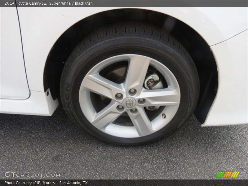 Super White / Black/Ash 2014 Toyota Camry SE