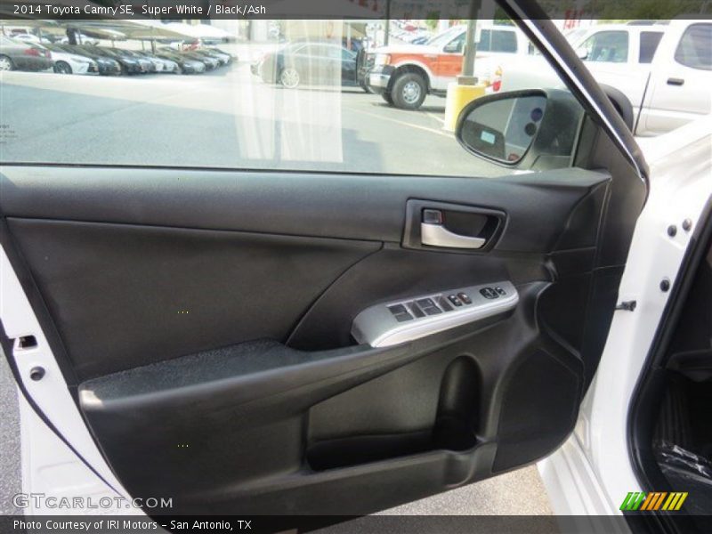 Super White / Black/Ash 2014 Toyota Camry SE