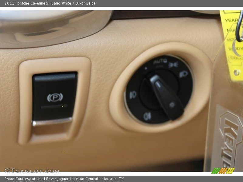 Sand White / Luxor Beige 2011 Porsche Cayenne S