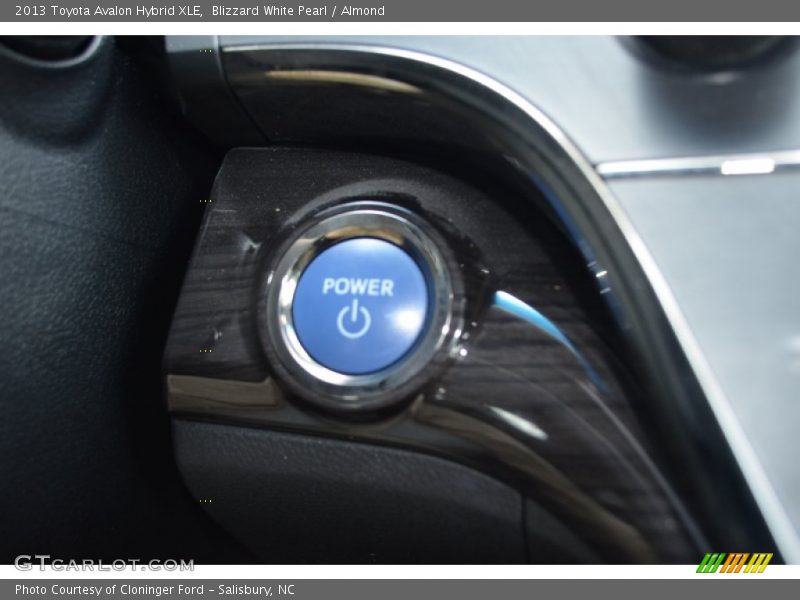 Blizzard White Pearl / Almond 2013 Toyota Avalon Hybrid XLE