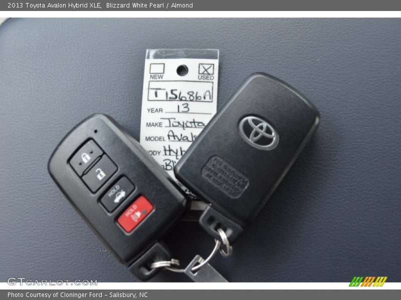 Blizzard White Pearl / Almond 2013 Toyota Avalon Hybrid XLE