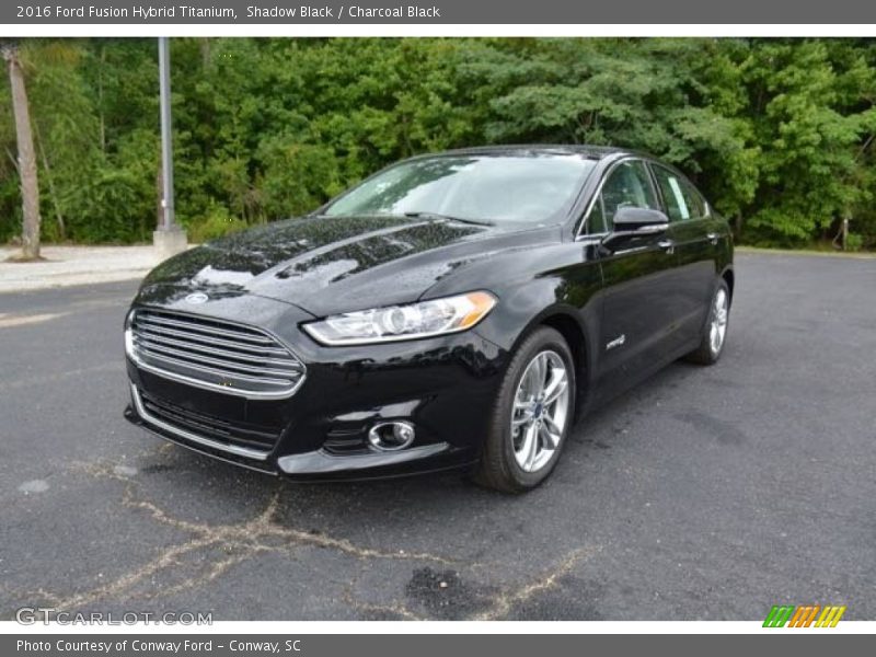 Front 3/4 View of 2016 Fusion Hybrid Titanium