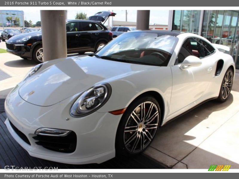 Front 3/4 View of 2016 911 Turbo S Coupe