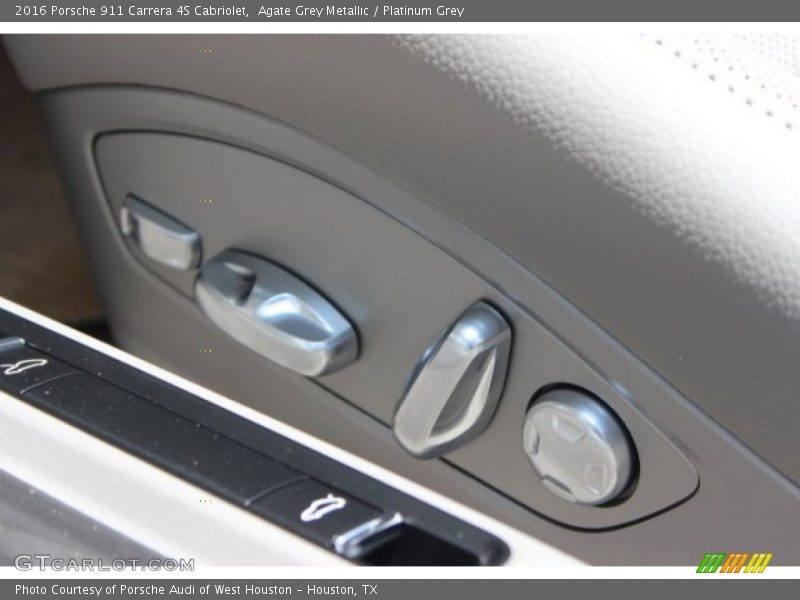 Controls of 2016 911 Carrera 4S Cabriolet