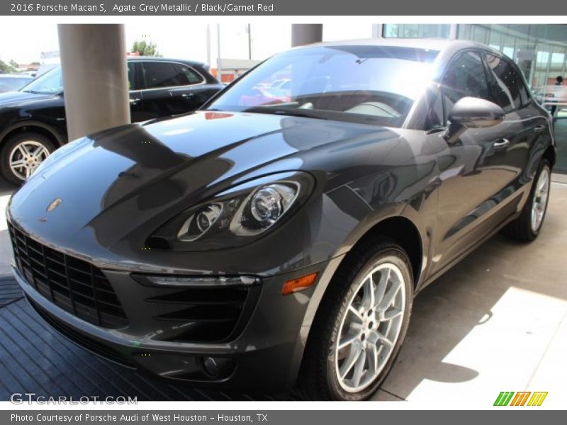 Front 3/4 View of 2016 Macan S
