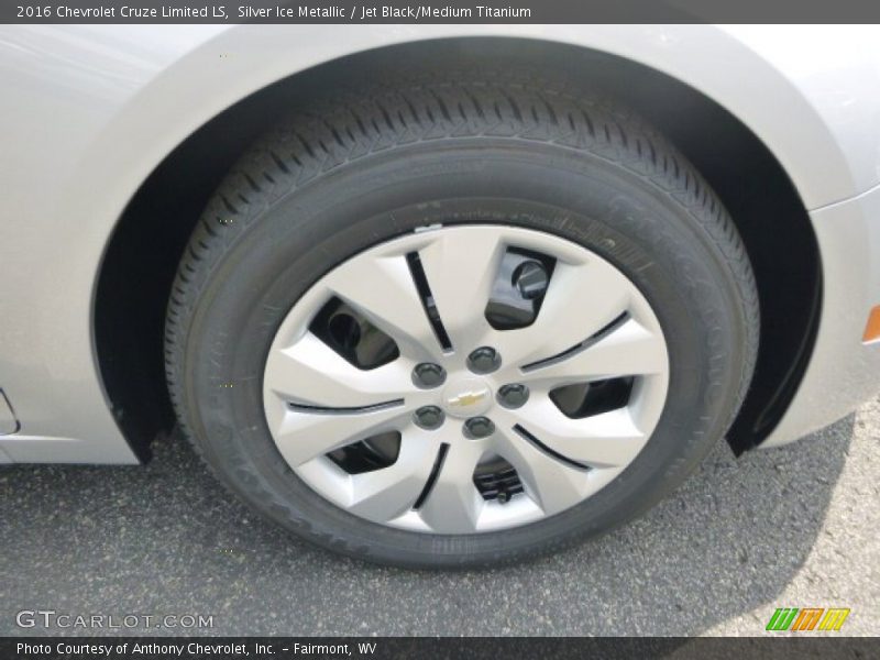 Silver Ice Metallic / Jet Black/Medium Titanium 2016 Chevrolet Cruze Limited LS