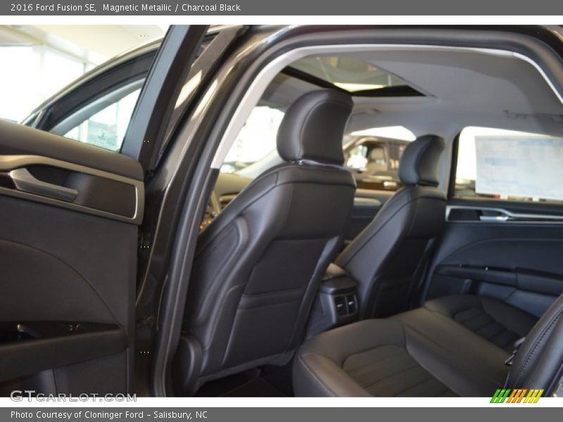 Magnetic Metallic / Charcoal Black 2016 Ford Fusion SE