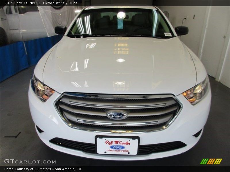 Oxford White / Dune 2015 Ford Taurus SE