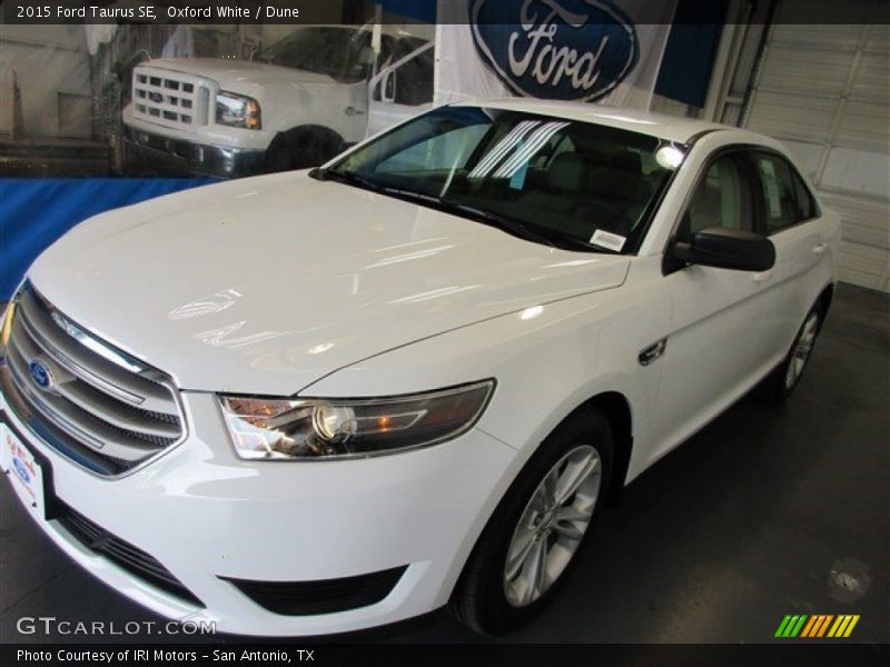 Oxford White / Dune 2015 Ford Taurus SE