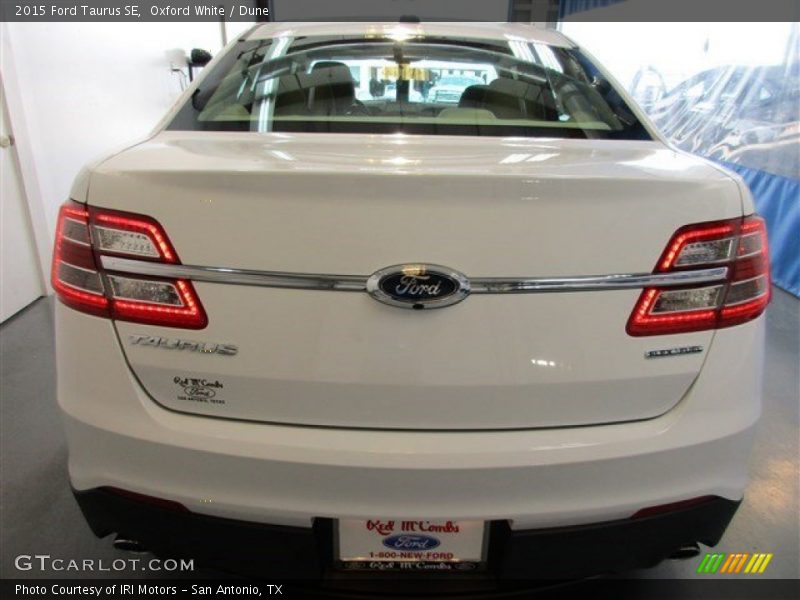 Oxford White / Dune 2015 Ford Taurus SE