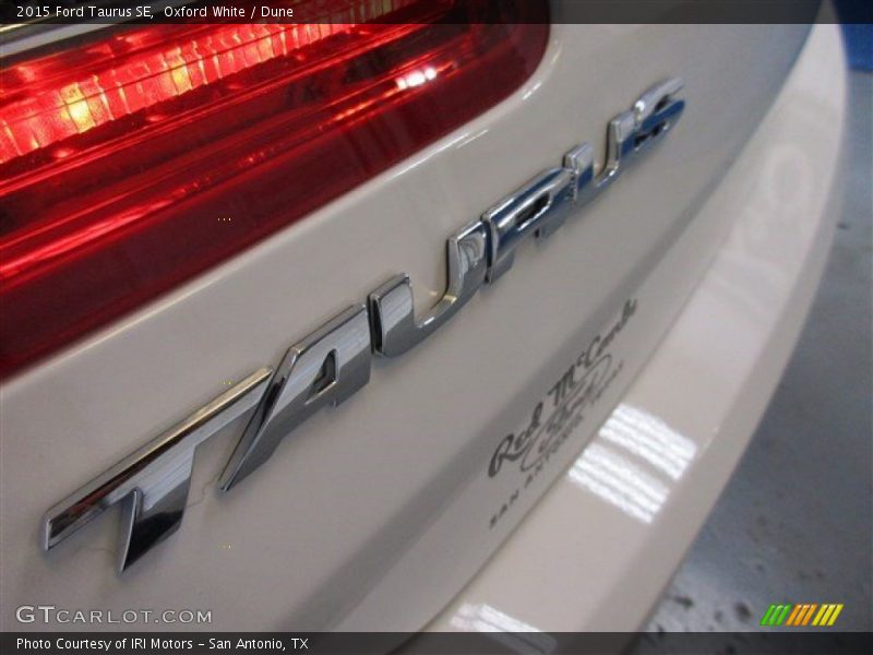 Oxford White / Dune 2015 Ford Taurus SE