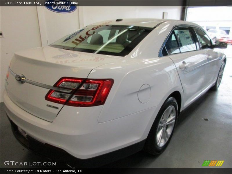 Oxford White / Dune 2015 Ford Taurus SE