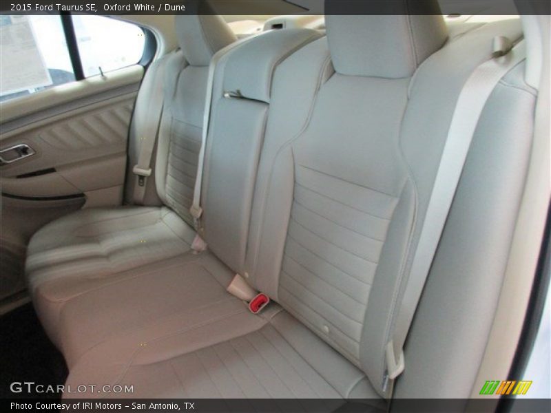 Oxford White / Dune 2015 Ford Taurus SE