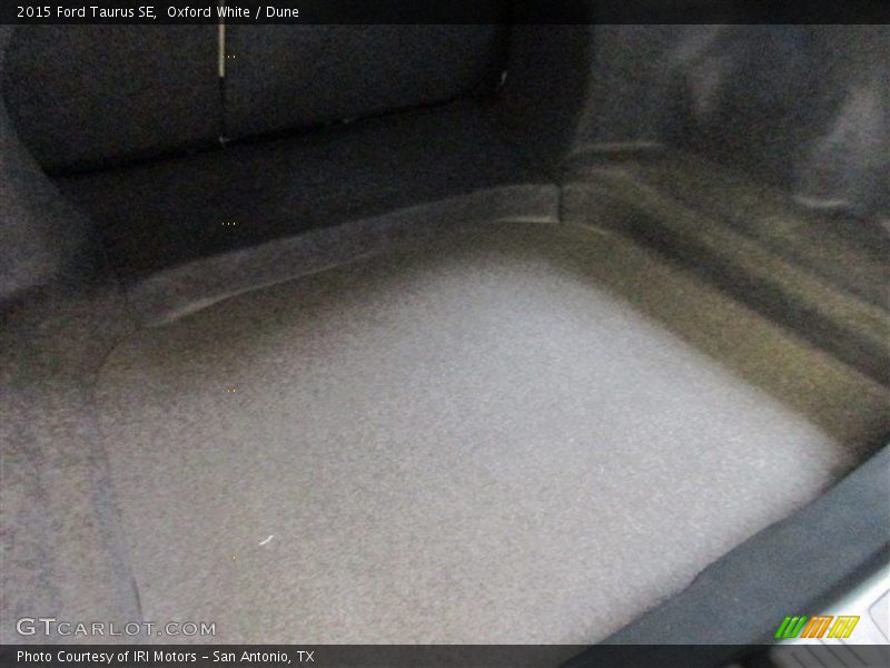 Oxford White / Dune 2015 Ford Taurus SE