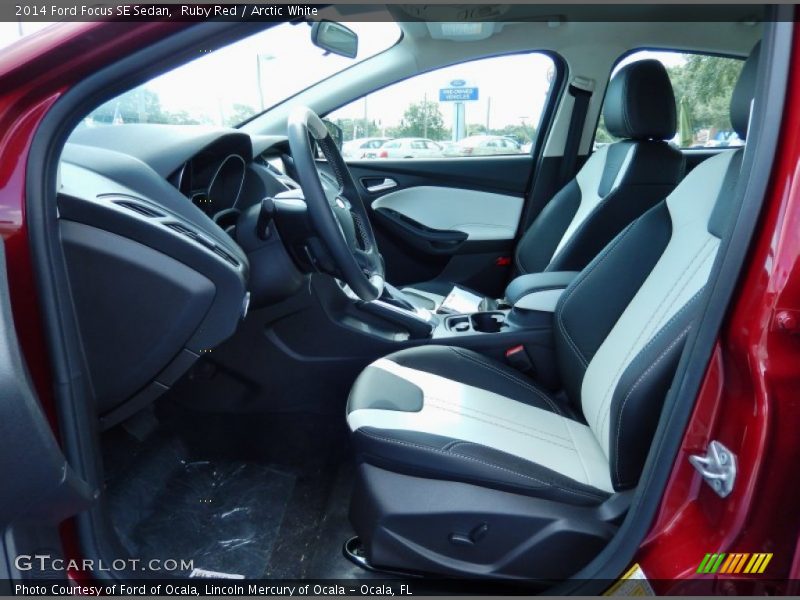  2014 Focus SE Sedan Arctic White Interior