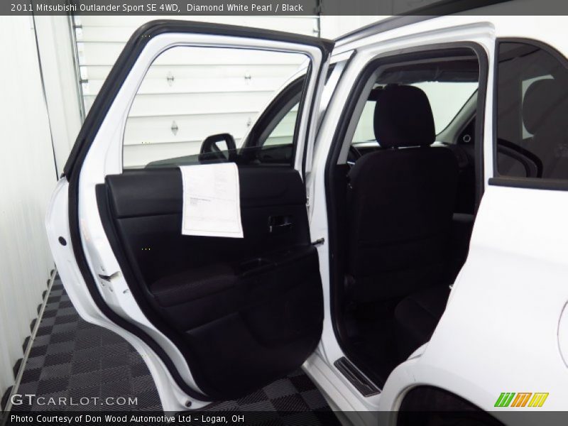 Diamond White Pearl / Black 2011 Mitsubishi Outlander Sport SE 4WD