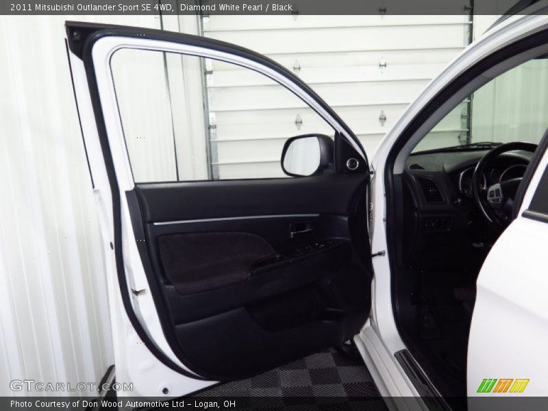 Diamond White Pearl / Black 2011 Mitsubishi Outlander Sport SE 4WD