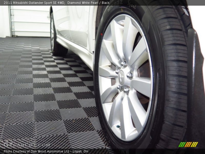Diamond White Pearl / Black 2011 Mitsubishi Outlander Sport SE 4WD