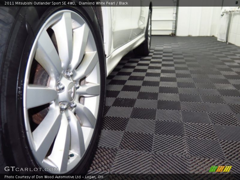 Diamond White Pearl / Black 2011 Mitsubishi Outlander Sport SE 4WD